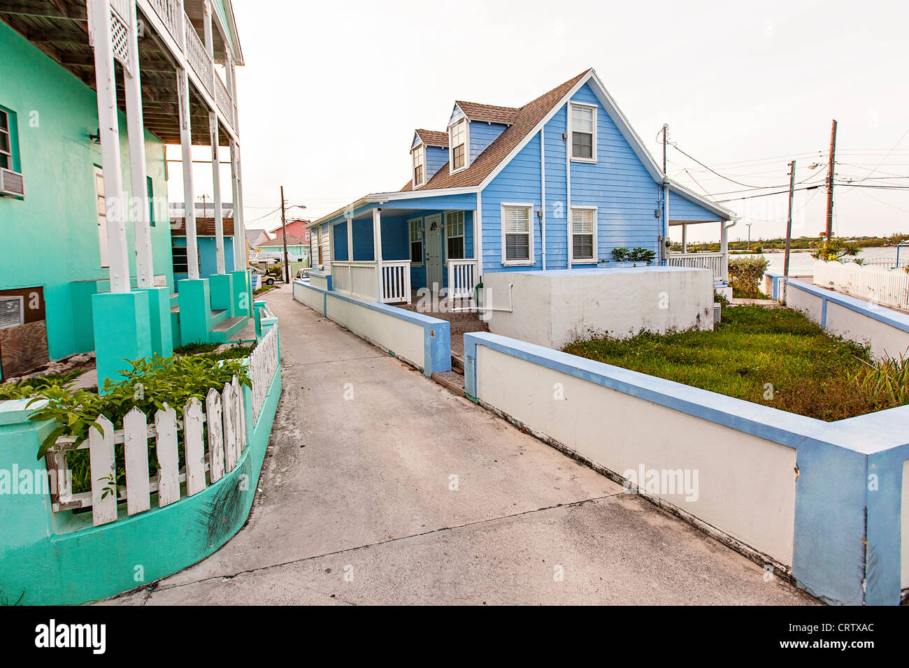 Maisons de couleur pastel à New Plymouth sur Green Turtle Cay, Bahamas. Banque D'Images
