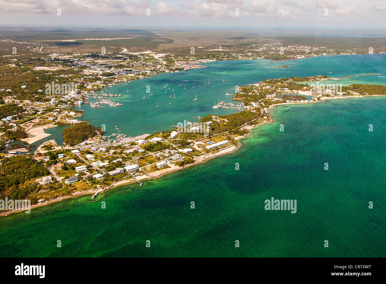 Vue aérienne de Marsh Harbour les Abacos, Bahamas. Banque D'Images