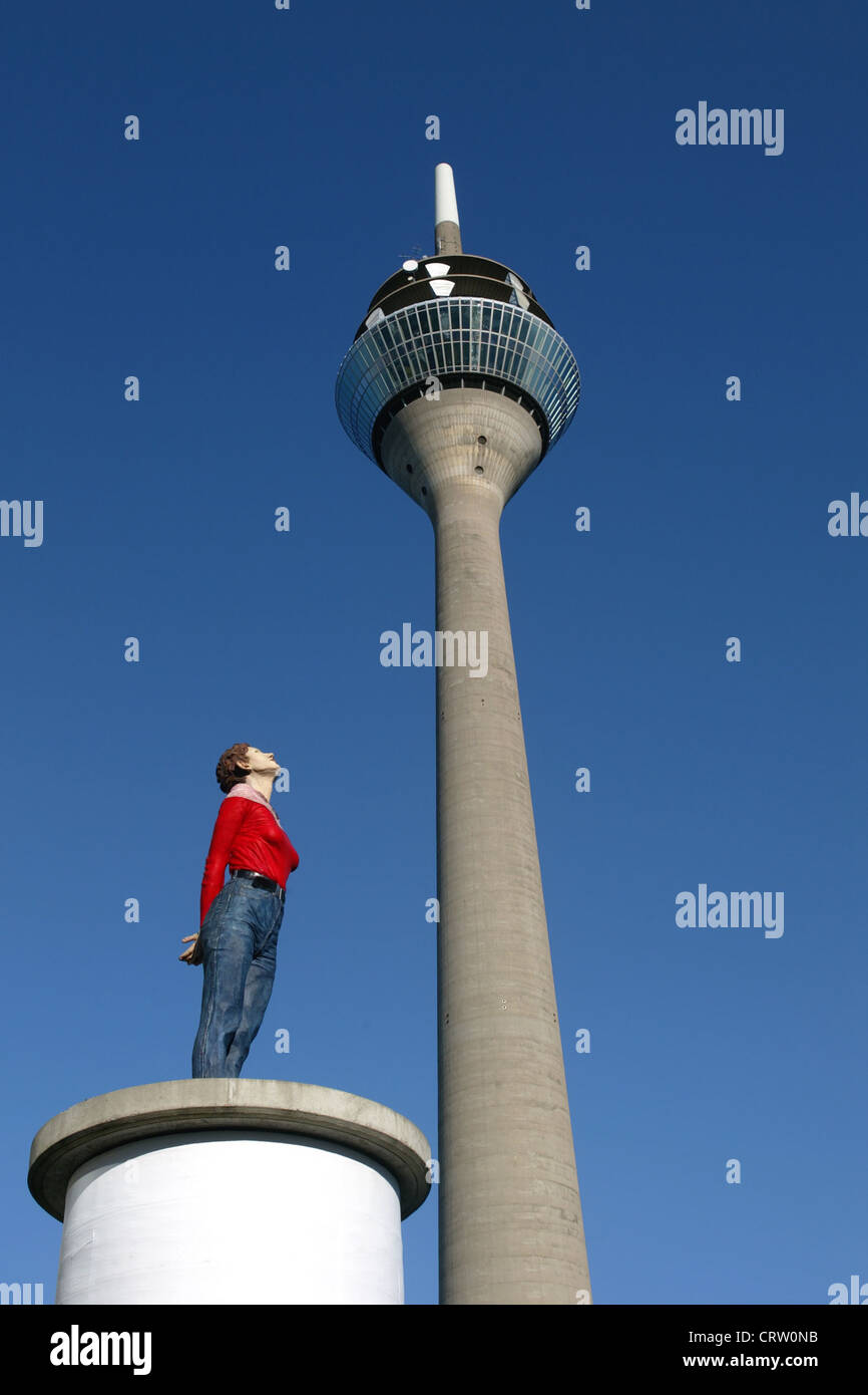 Duesseldorfer Rheinturm SAEULENHEILIGE und vom Kuenstler Poeggeler Christop Banque D'Images