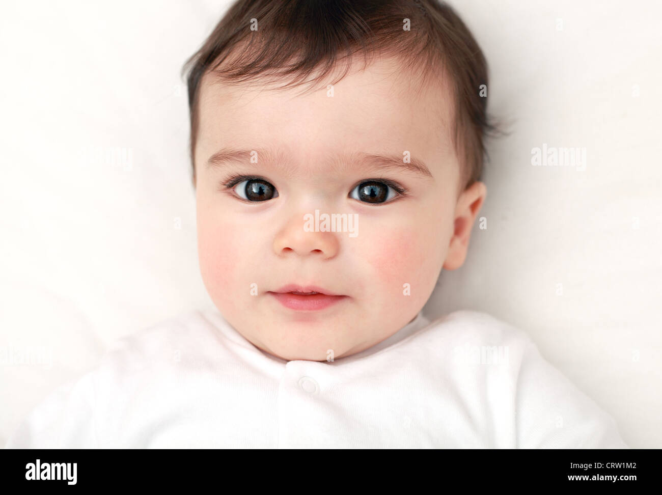 Bebe Magnifique Avec De Grands Yeux A La A L Appareil Photo Photo Stock Alamy