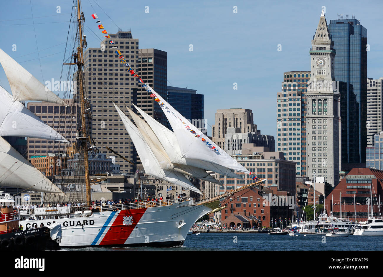 US Coast Guard voiles Eagle passé le Boston skyline Banque D'Images