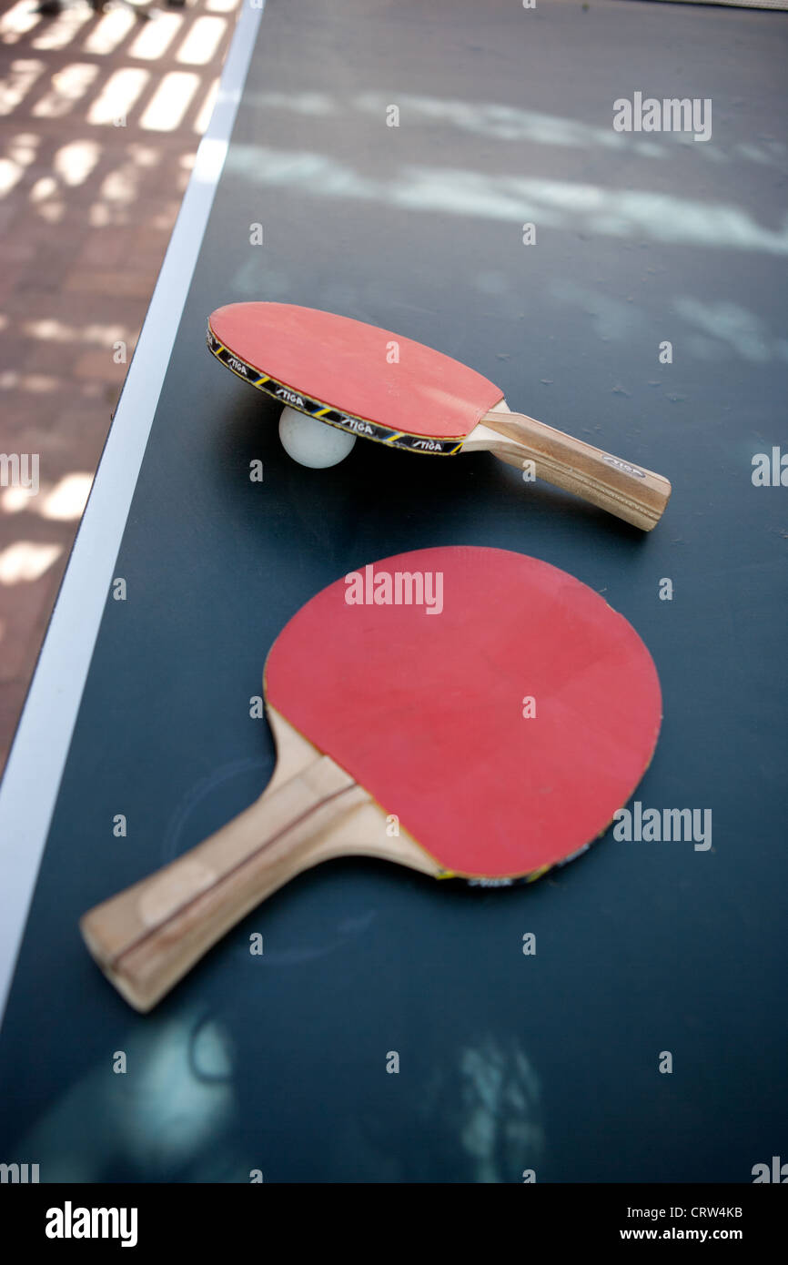 Ping pong paddle et la balle de tennis de table à l'extérieur. Banque D'Images
