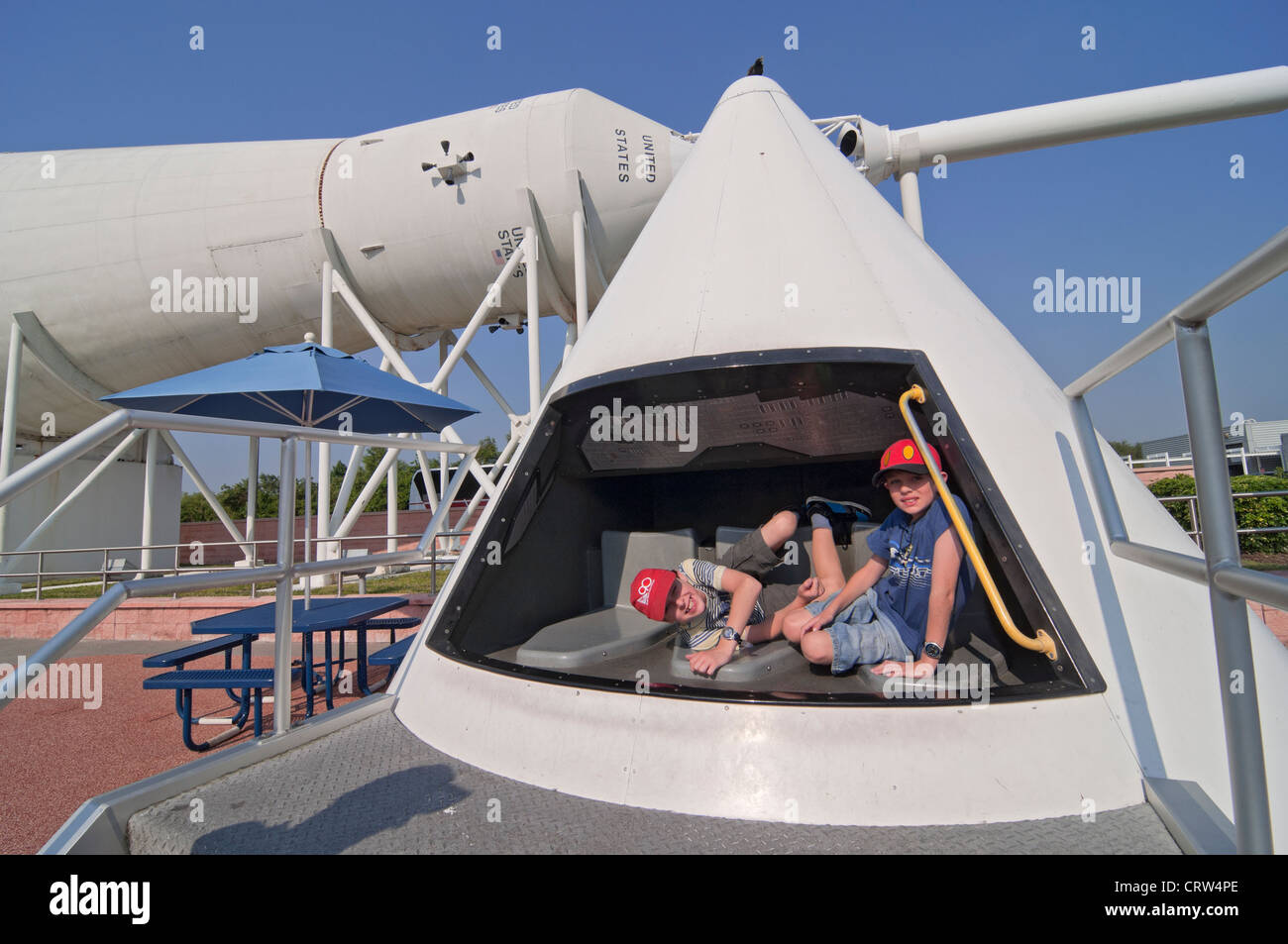 Le Kennedy Space Center Visitor Complex sur Merritt Island en Floride les enfants à l'intérieur du module de commande réplique d'Apollo 11 lune mission. Banque D'Images Le Kennedy Space Center Visitor Complex sur Merritt Island en Floride les enfants à l'intérieur du module de commande réplique d'Apollo 11 lune mission. Banque D'Images