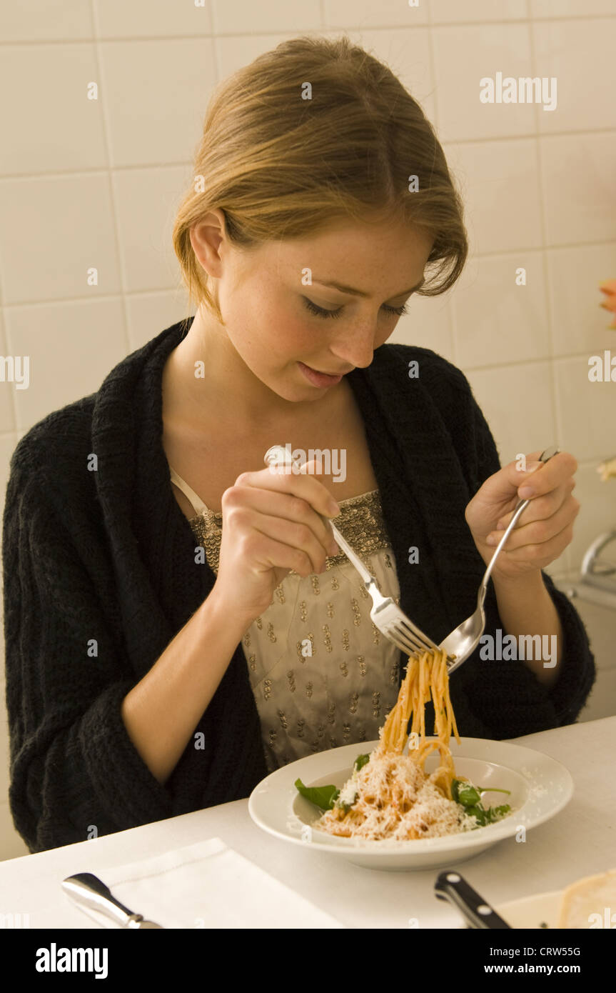 Woman eating spaghetti Banque D'Images