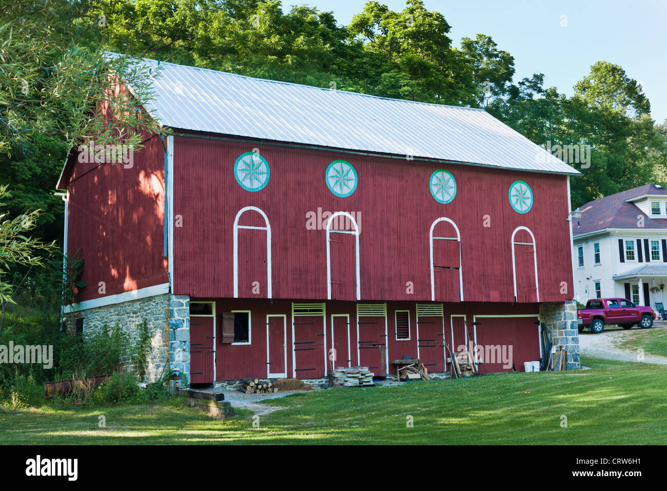 Grange avec signes hexagonal, comté de Berks, en Pennsylvanie Banque D'Images