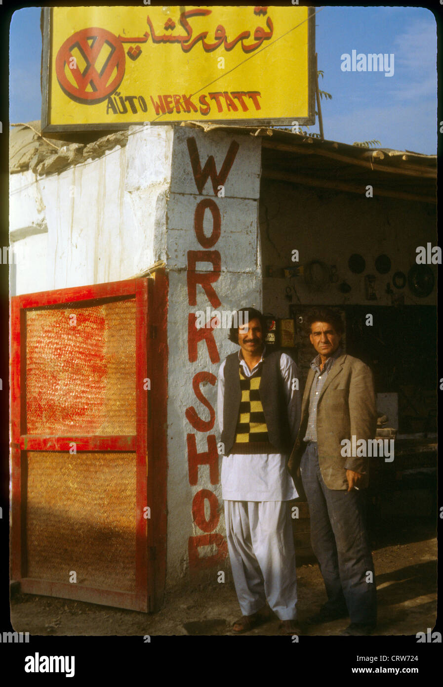 À côté de la mécanique vw volkswagen atelier de réparations à kubul, en afghanistan avant l'invasion soviétique de l'atelier de réparation automobile. sud-ouest de l'Asie Banque D'Images