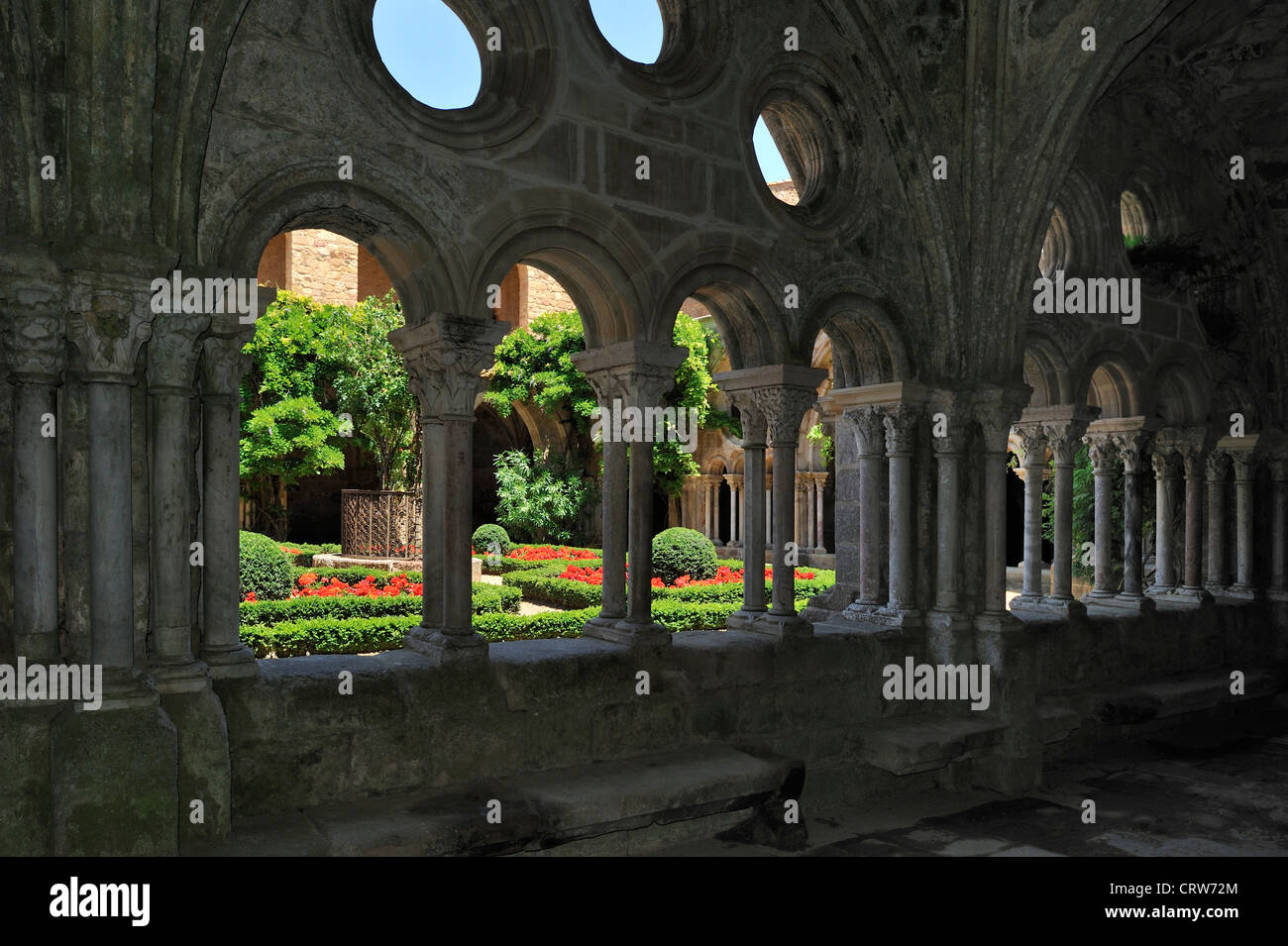 Cloître et bien à l'abbaye Sainte-Marie de Fontfroide abbaye, monastère cistercien dans le Languedoc, Pyrénées, France Banque D'Images