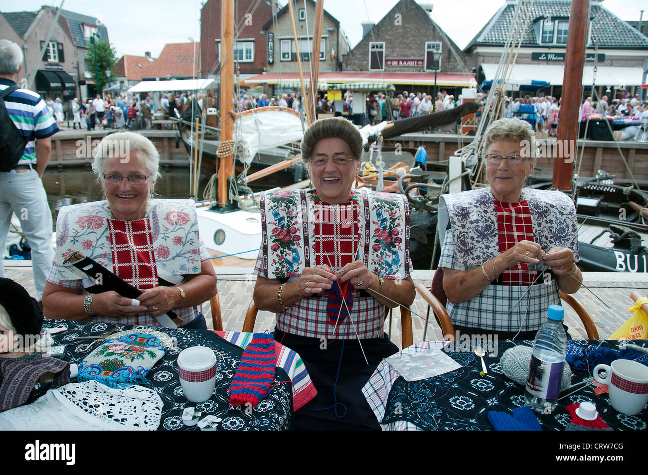 Trois femme en costumes typiques néerlandais Banque D'Images