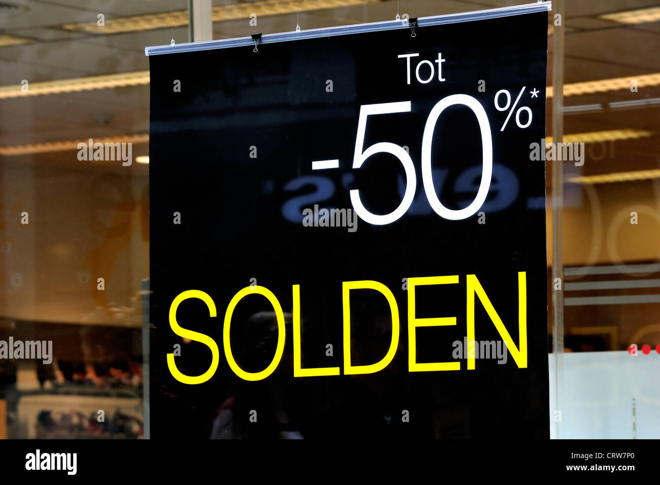 Commode avis montrant les déductions dans vitrine de magasin pendant les soldes d'été dans la rue commerçante, Gand, Belgique Banque D'Images