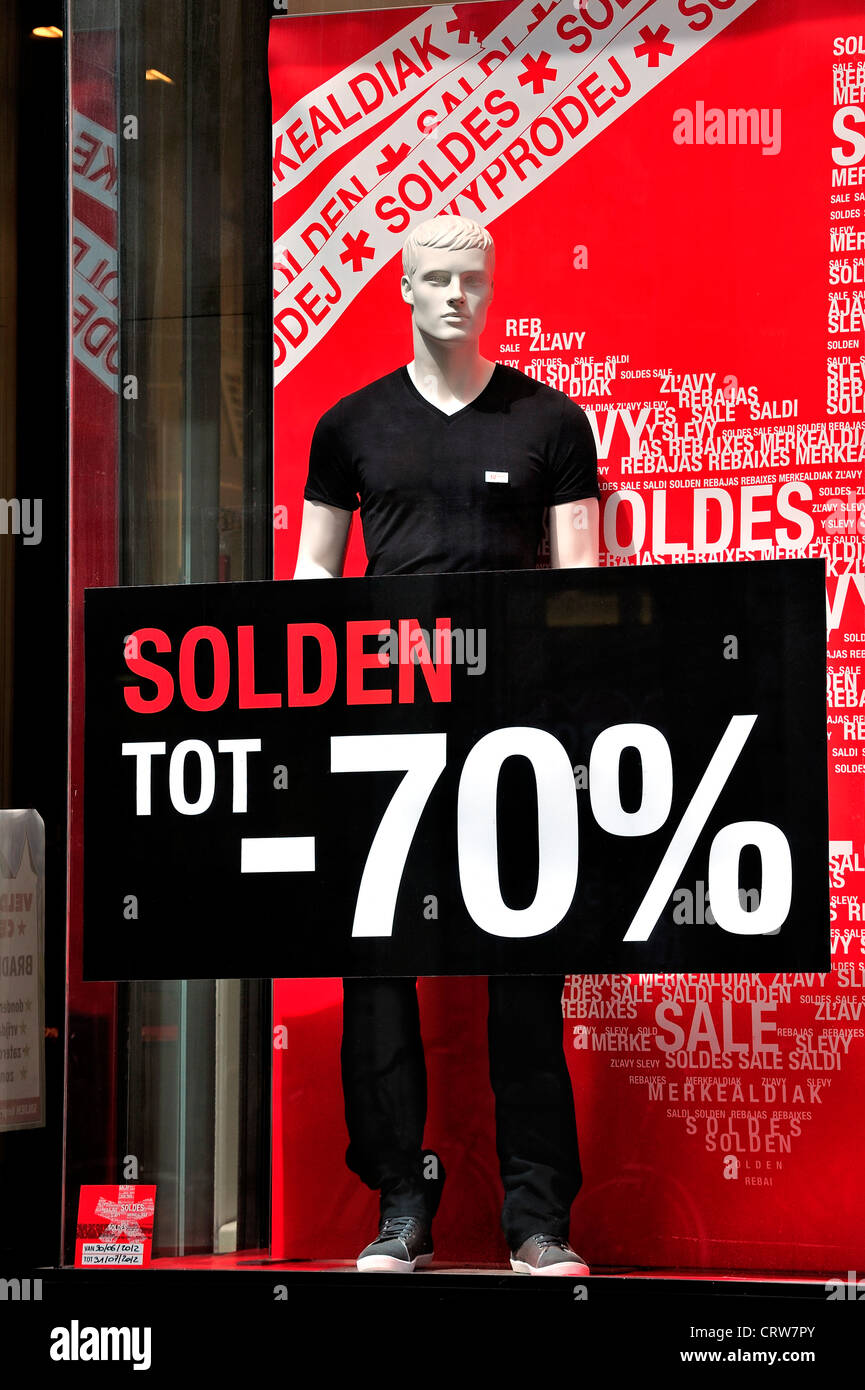 Les panneaux signalant la remise de retenues à la vitrine du magasin de vêtements pendant les soldes d'été dans la rue commerçante, Gand, Belgique Banque D'Images