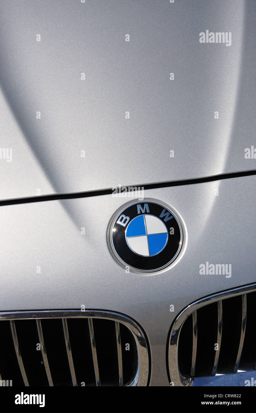 Logo BMW sur le capot de voiture, High Street, l'Ascot, Berkshire, Angleterre, Royaume-Uni Banque D'Images