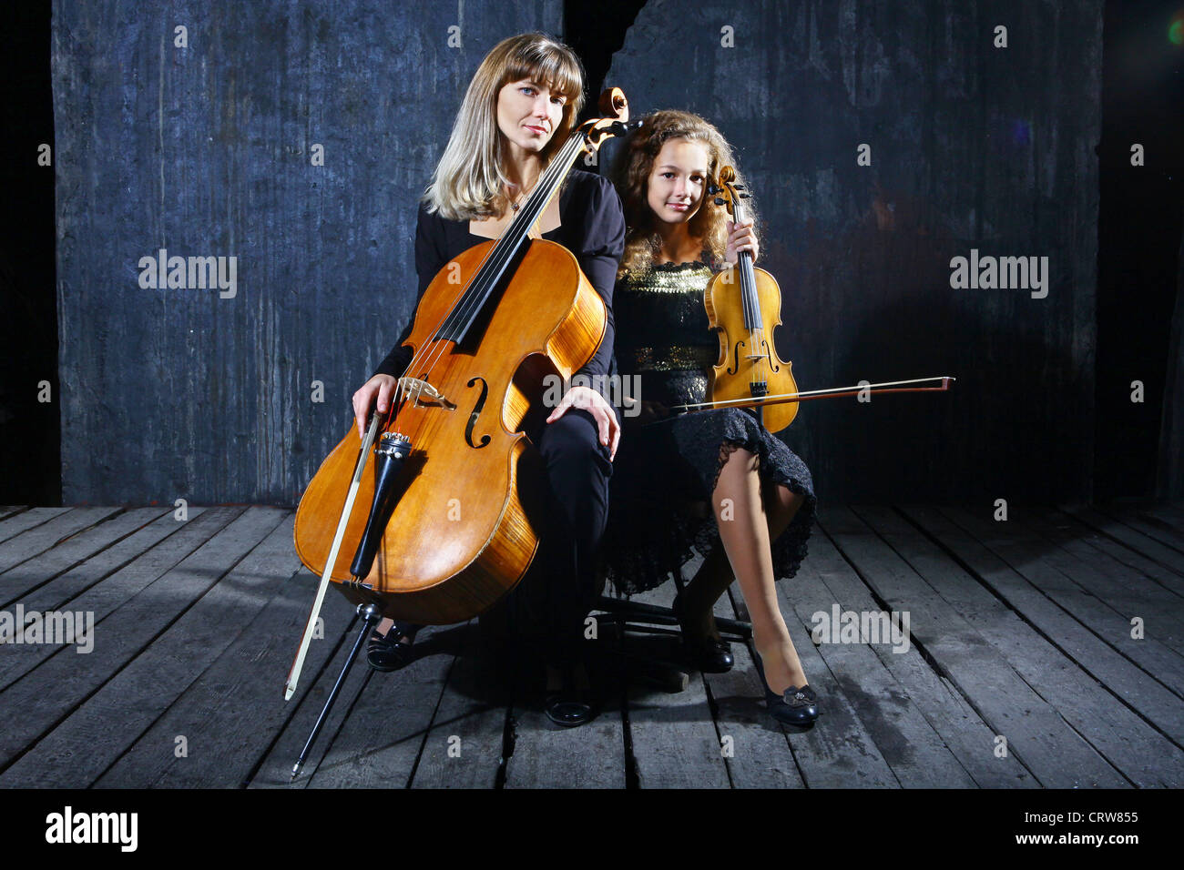 Сello et musiciens violon Banque D'Images