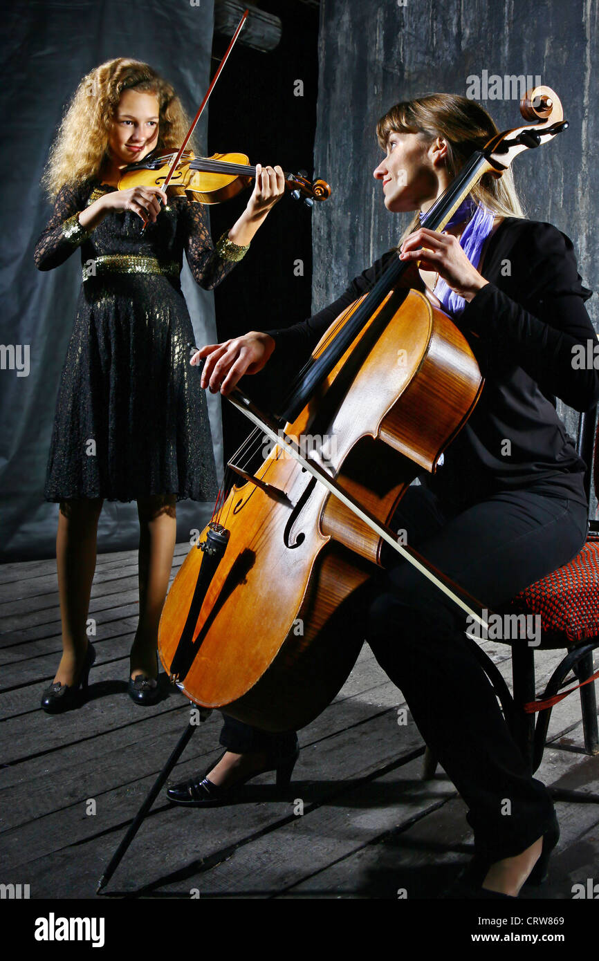 Сello et musiciens violon Banque D'Images