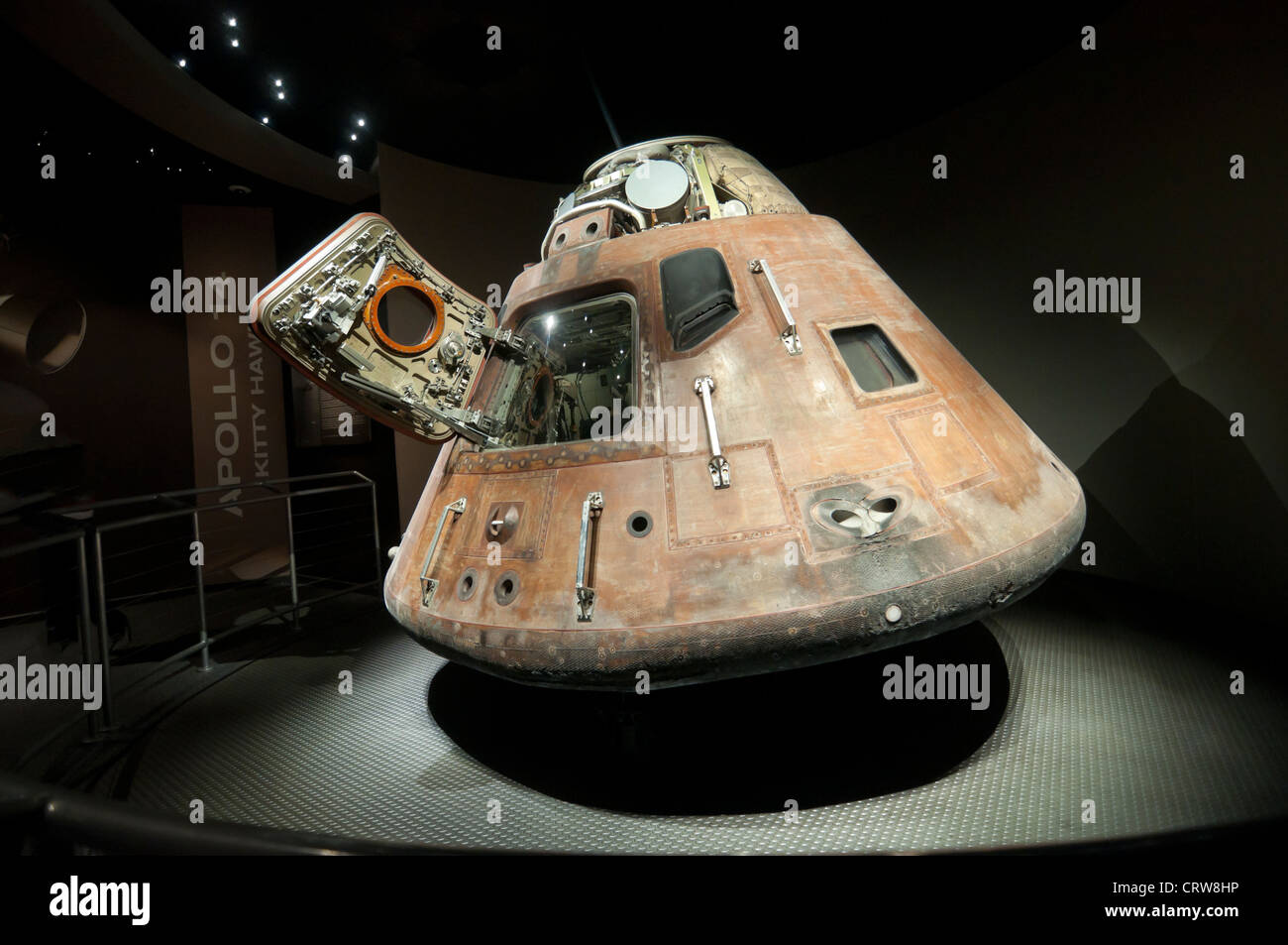 Centre Spatial Kennedy sur Merritt Island en Floride -- Module de commande Apollo 14 capsule 'Kitty Hawk' Banque D'Images Centre Spatial Kennedy sur Merritt Island en Floride -- Module de commande Apollo 14 capsule 'Kitty Hawk' Banque D'Images