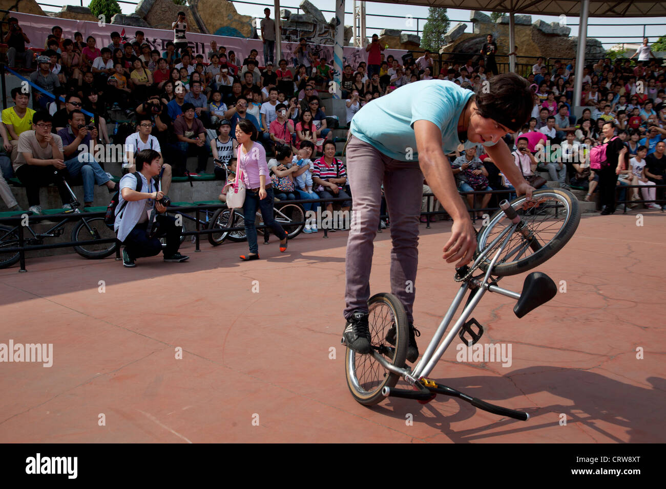 Trick BMX rider effectue à une grande foule. Happy Valley Beijing est un parc d'amusement à Beijing, Chine. Banque D'Images