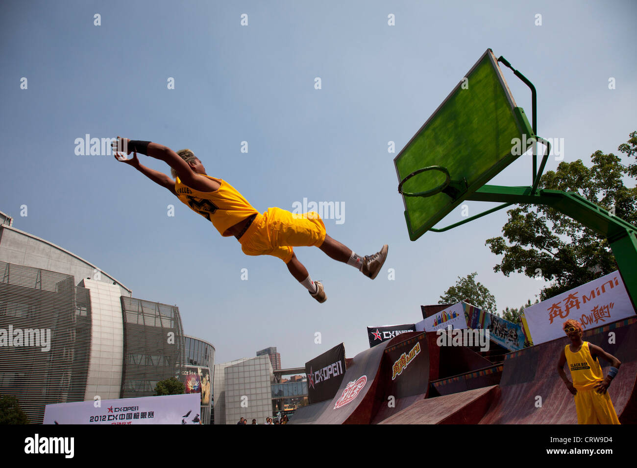 L'équipe de basket-ball astuces effectuer leur tour de slam dunk, volant par l'air au parc d'attractions Happy Valley, Beijing, Chine. Banque D'Images
