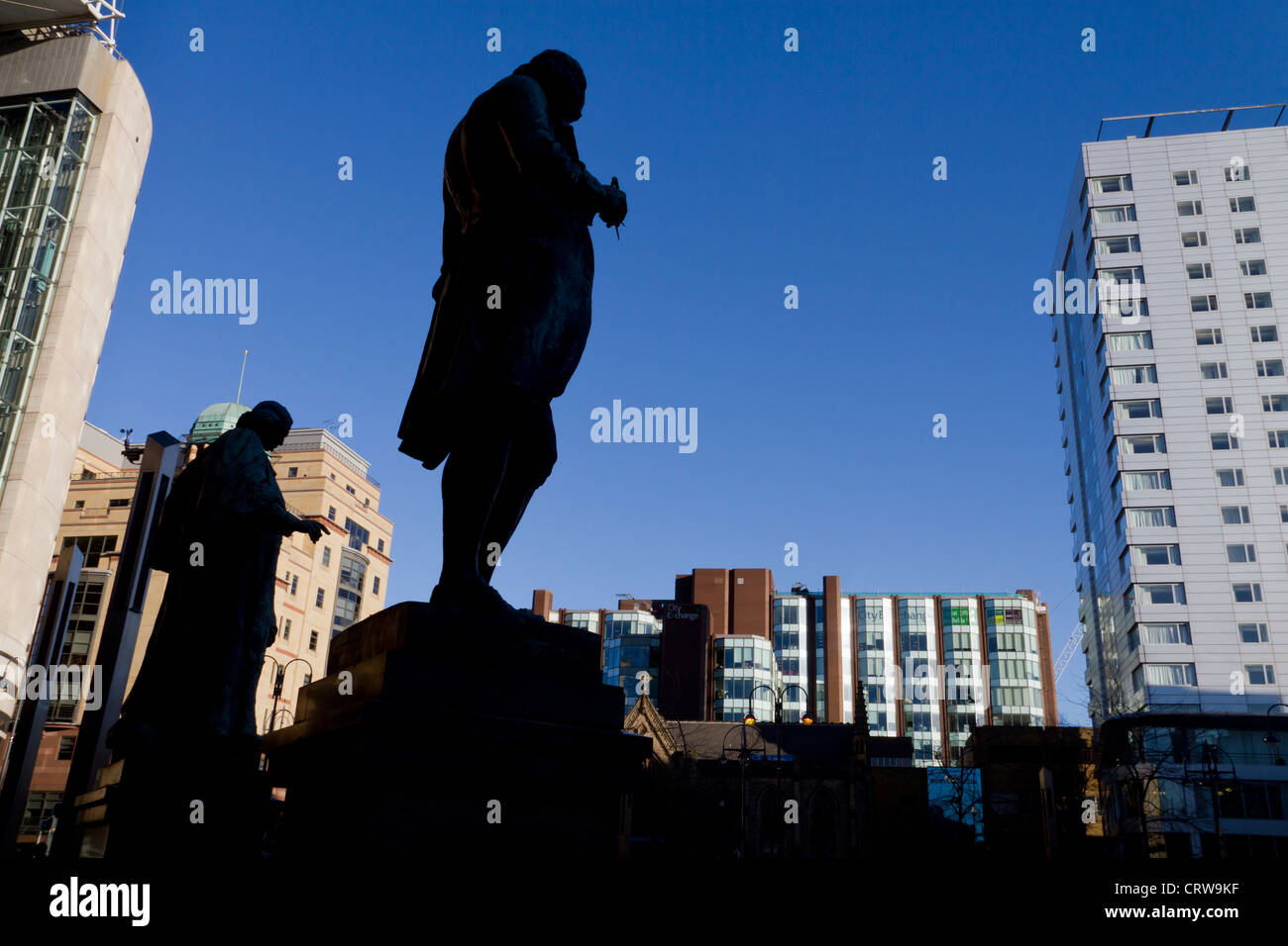 Des statues de James Watt et John Harrison, qui se découpent dans la ville de Leeds. Banque D'Images