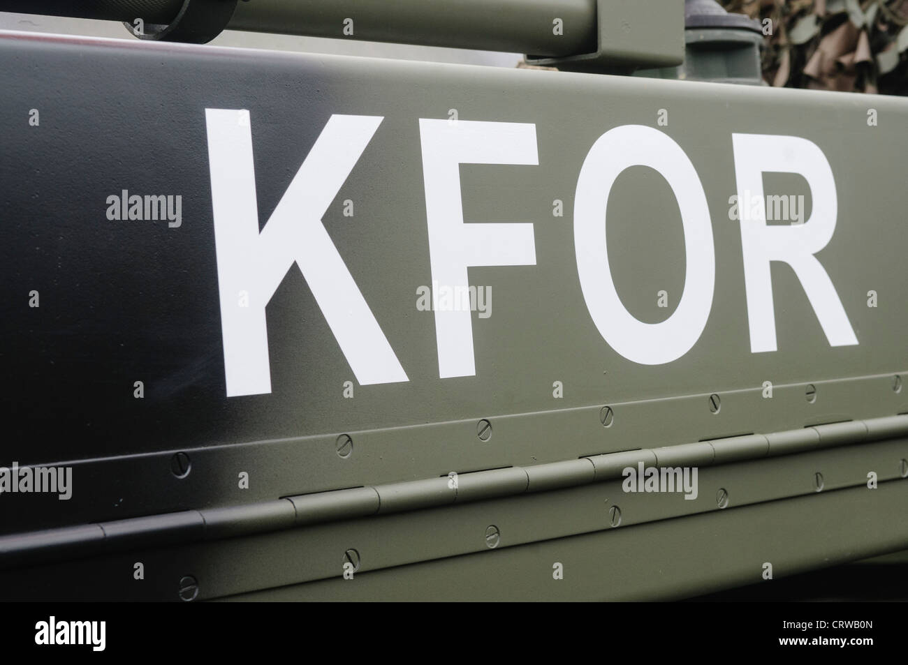 La KFOR sur le côté d'un Fox FV721 véhicule de reconnaissance blindé Banque D'Images