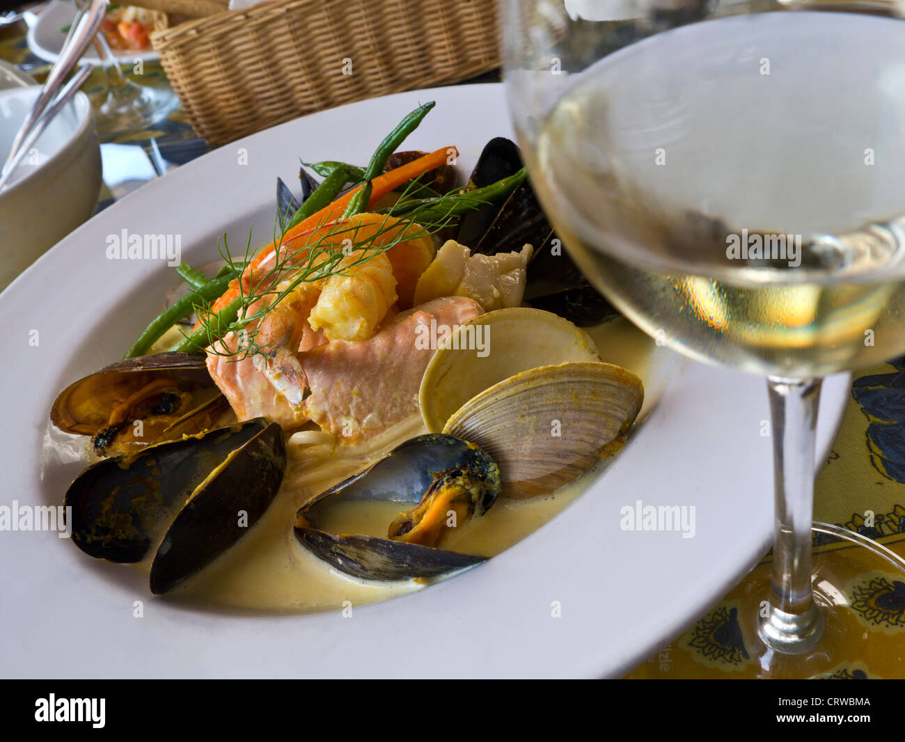 Saint Tropez fruits de mer frais rustique déjeuner avec Sauvignon blanc vin californien le restaurant Carmel-by-the-Sea California USA Banque D'Images