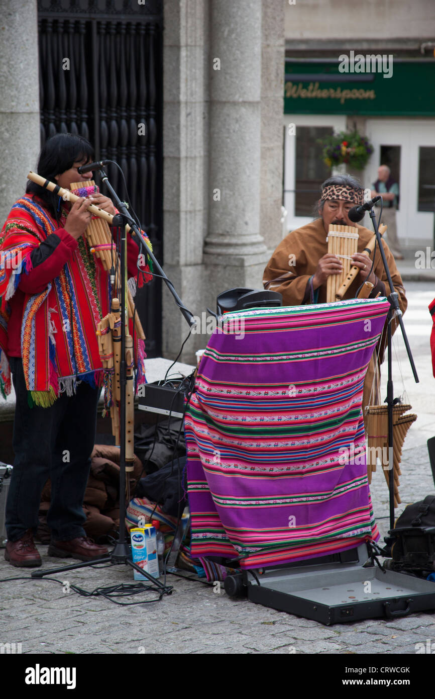 Des musiciens de rue sud-américain à jouer au festival Golowan dans Penzance Cornwall Banque D'Images