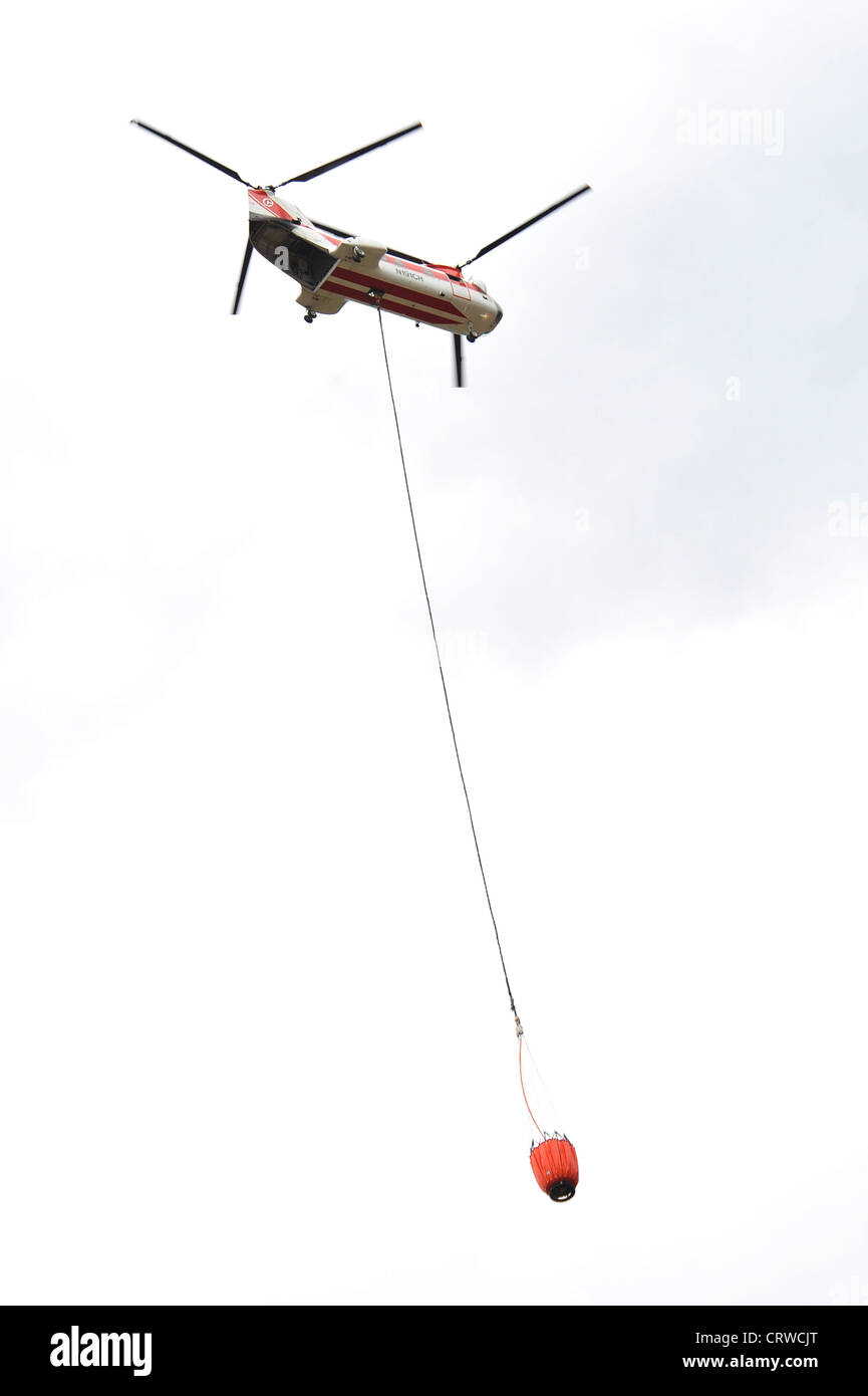 Un hélicoptère se prépare à déverser de l'eau sur le feu de Waldo Canyon le 28 juin, Air Force Academy, Colorado. Le feu de Waldo Canyon a détruit plus de 18,000 acres dans la région de Colorado Springs. Banque D'Images