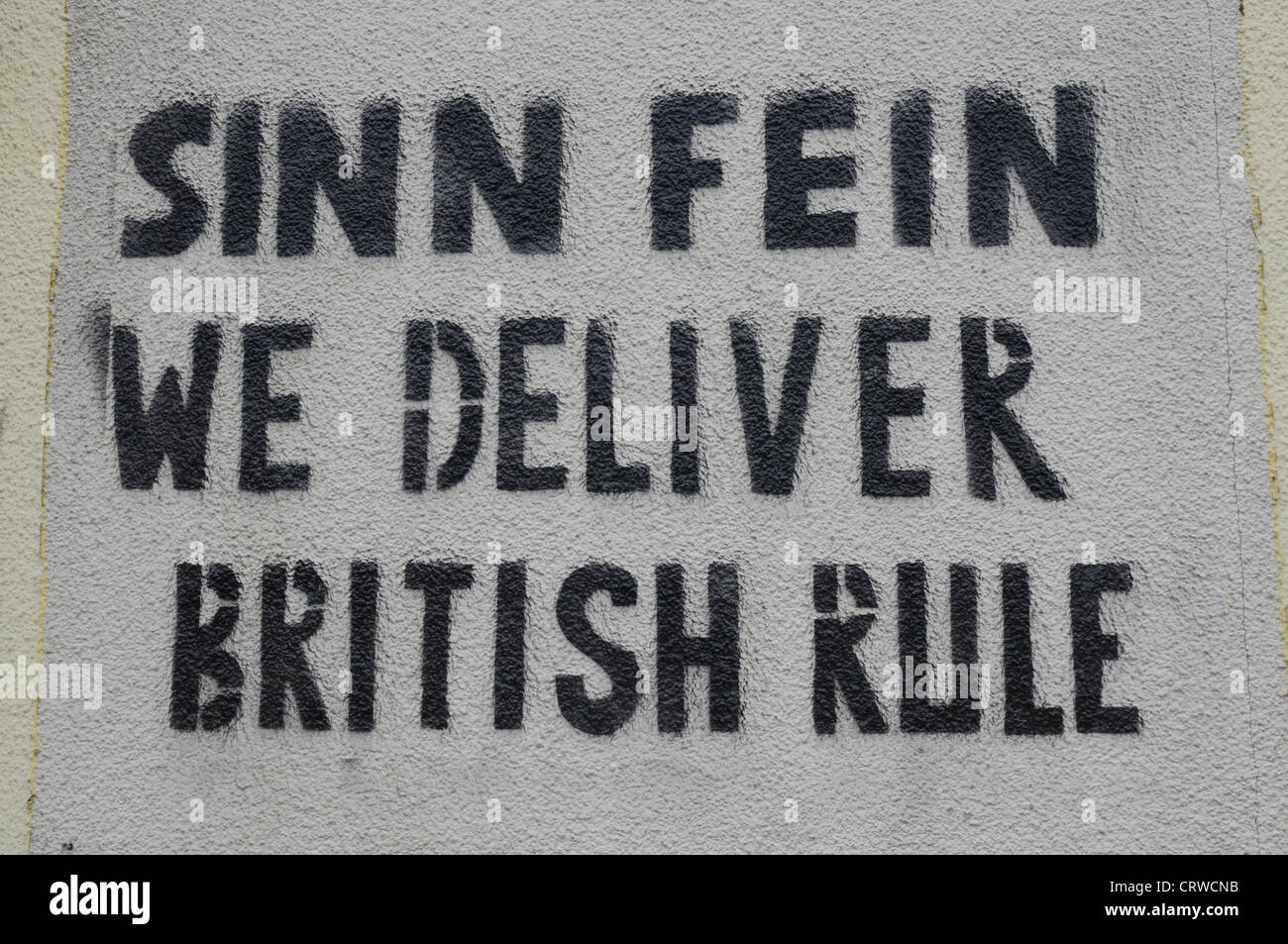 Le Sinn Fein nous livrer la règle britannique, Graffiti sur un mur à Newry, Co.Down, Irlande du Nord Banque D'Images