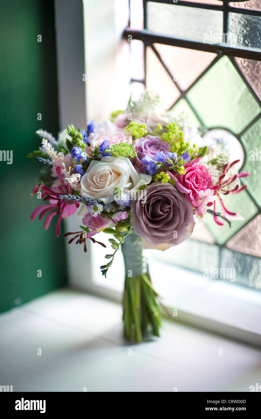 Bouquet de fleurs de mariage près d'une fenêtre Banque D'Images
