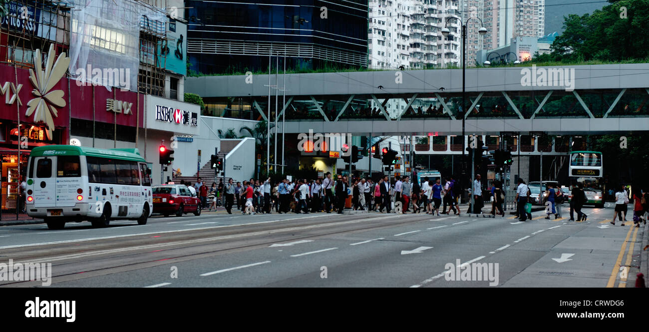Les résidents de Hong Kong traversant une large route à Quarry Bay Banque D'Images