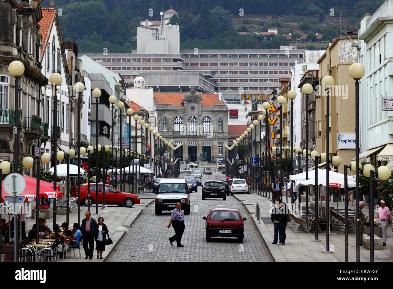 Vue sur l'Avenida dos Combatentes da Grande Guerra jusqu'à la gare et l'hôpital ULSAM de Santa Luzia, Viana do Castelo , au nord du Portugal Banque D'Images