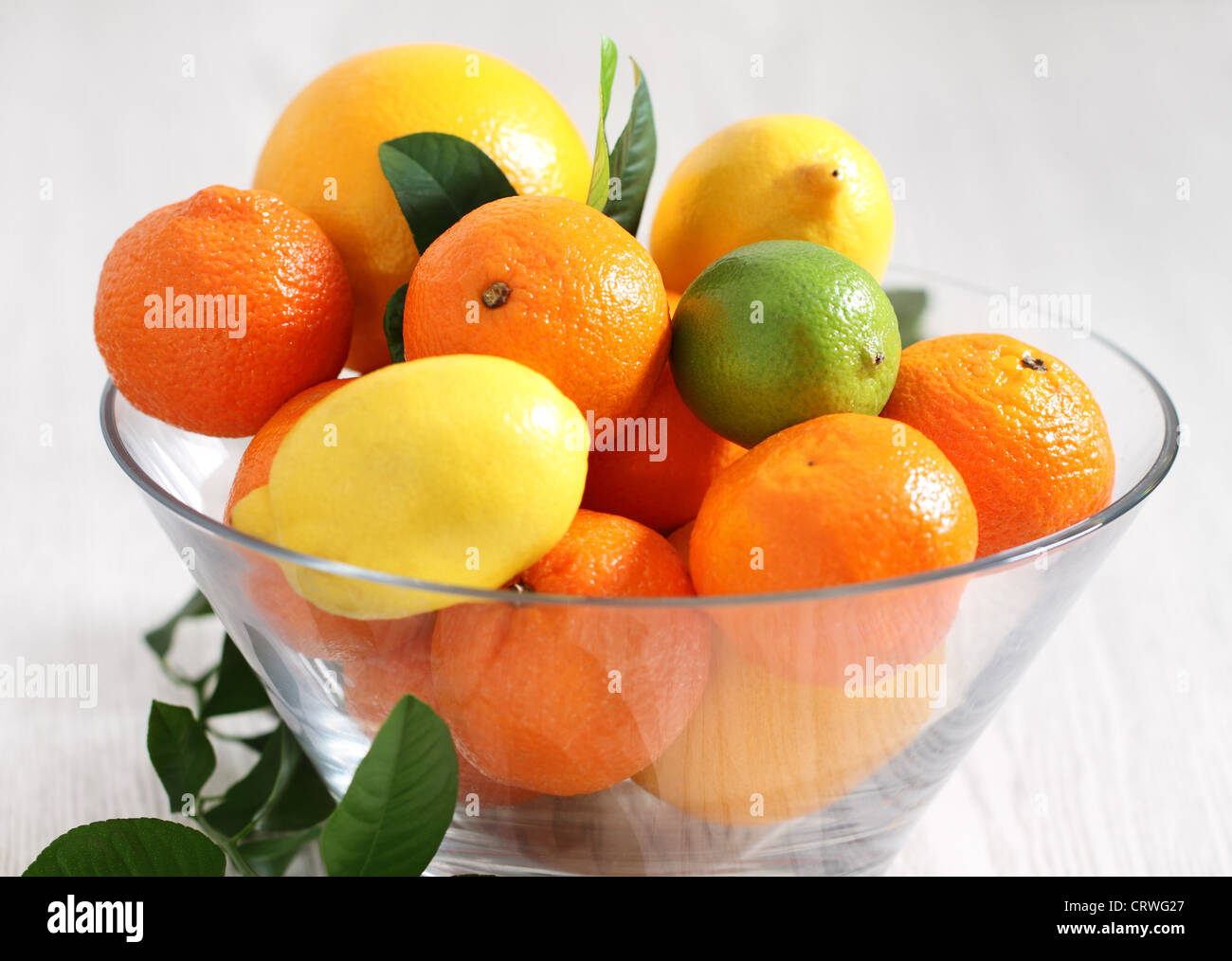 Les agrumes frais dans le vase Banque D'Images