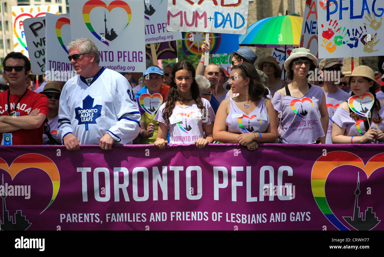 Brian Burke, directeur général des Maple Leafs de Toronto à la Pride Parade 2012 avec Rick Mercer. 1 juillet 2012, Toronto Canada Banque D'Images