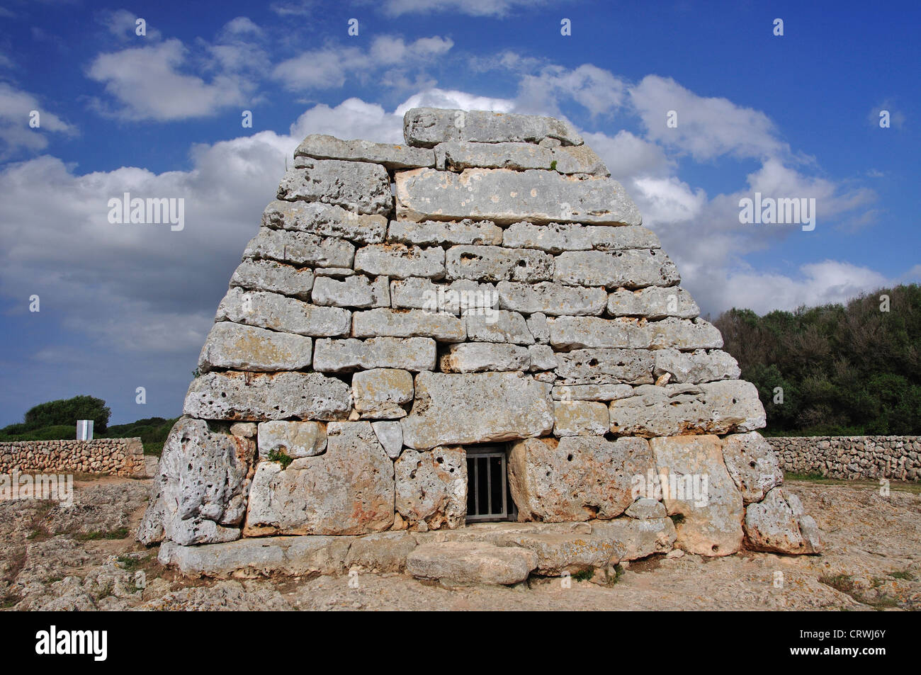 Naveta des Tudons construction funéraire préhistorique, près de Ciutadella, Minorque, Iles Baléares, Espagne Banque D'Images