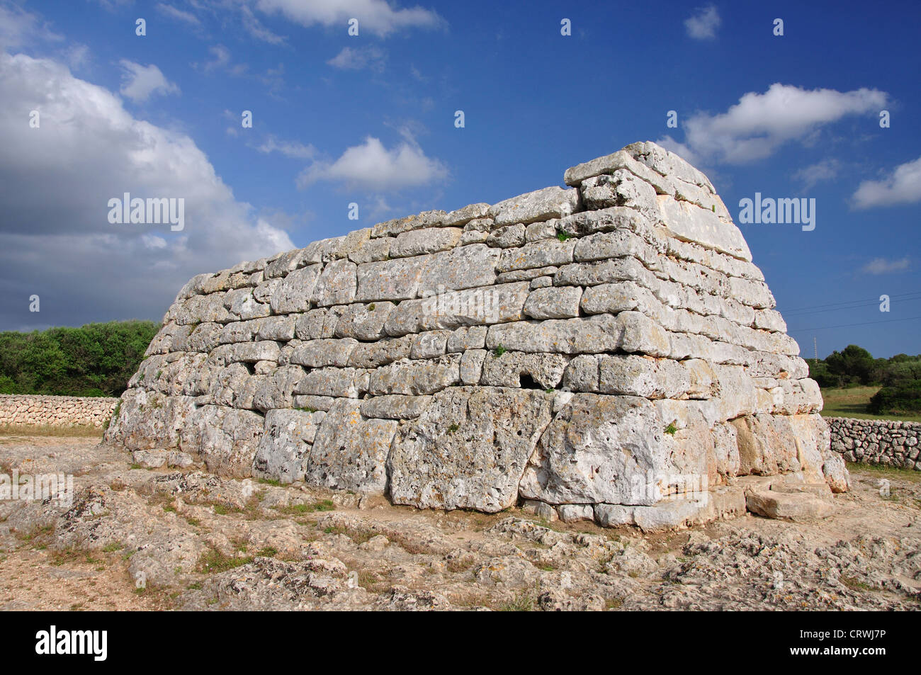 Naveta des Tudons construction funéraire préhistorique, près de Ciutadella, Minorque, Iles Baléares, Espagne Banque D'Images