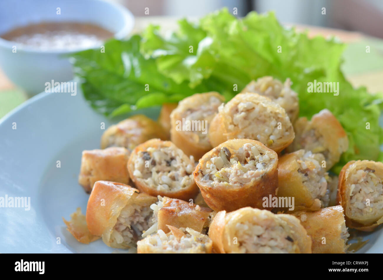 Des rouleaux de printemps servis avec légumes et sauce sucrée Banque D'Images