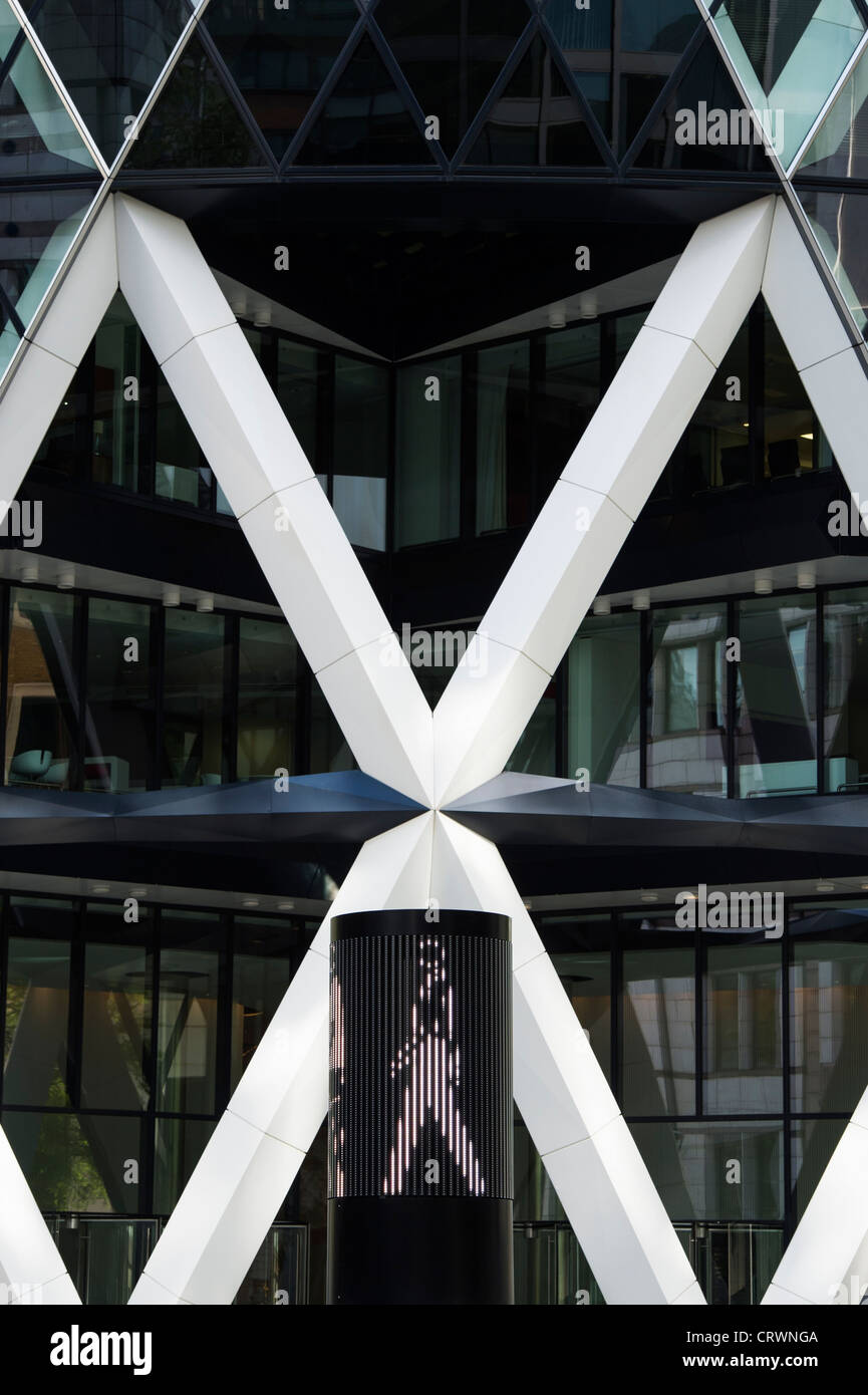 Conduit à l'extérieur de la sculpture pour piétons 30 St Mary Axe / le Gherkin. East End. Londres Banque D'Images