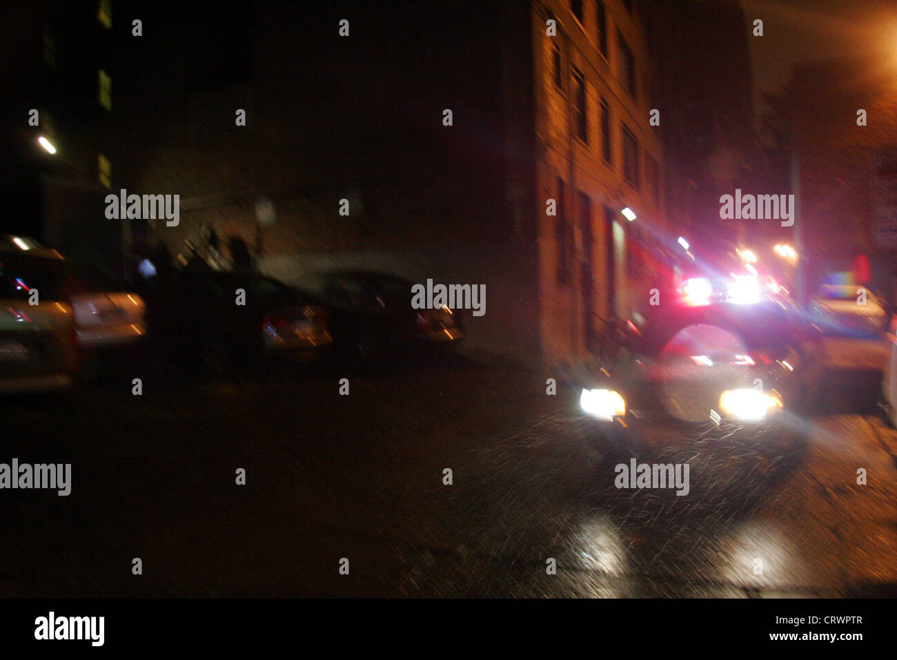 Image floue de Seattle voiture de police dans une ruelle sous la pluie. Banque D'Images