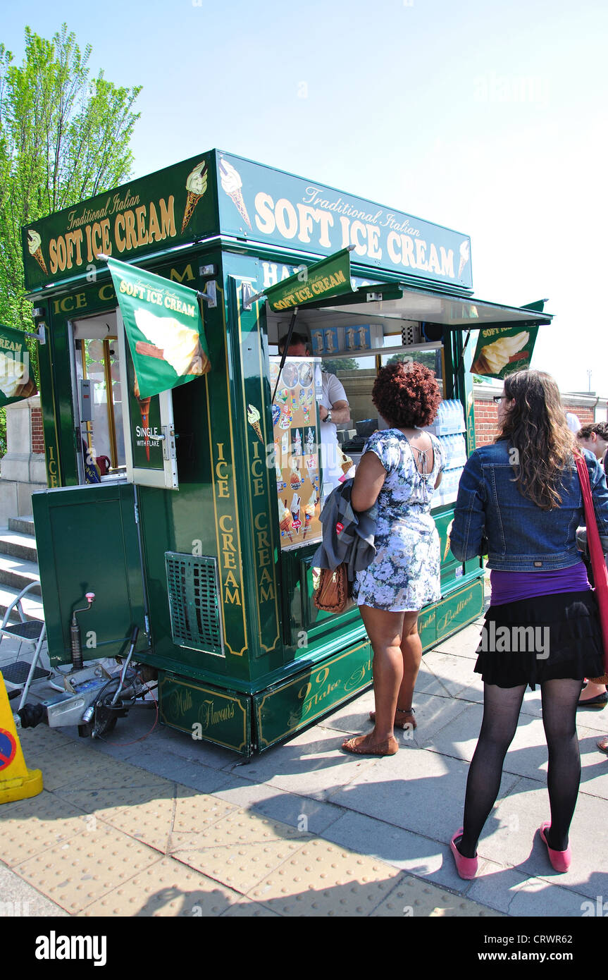 Décrochage de la crème glacée à l'extérieur de Hampton Court Palace, London Borough of Richmond upon Thames, Grand Londres, Angleterre, Royaume-Uni Banque D'Images
