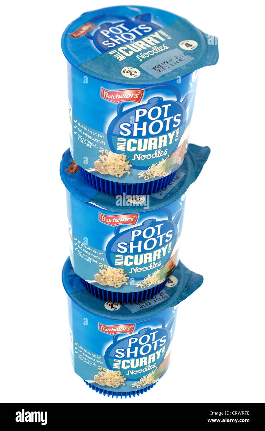 Pile de trois coups de pot célibataires nouilles saveur curry doux Banque D'Images