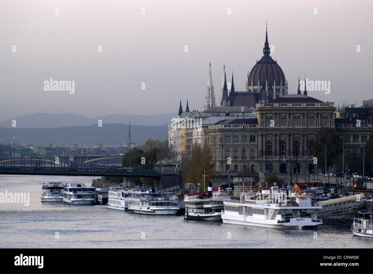 Vue sur le bâtiment du parlement hongrois à Budapest Banque D'Images
