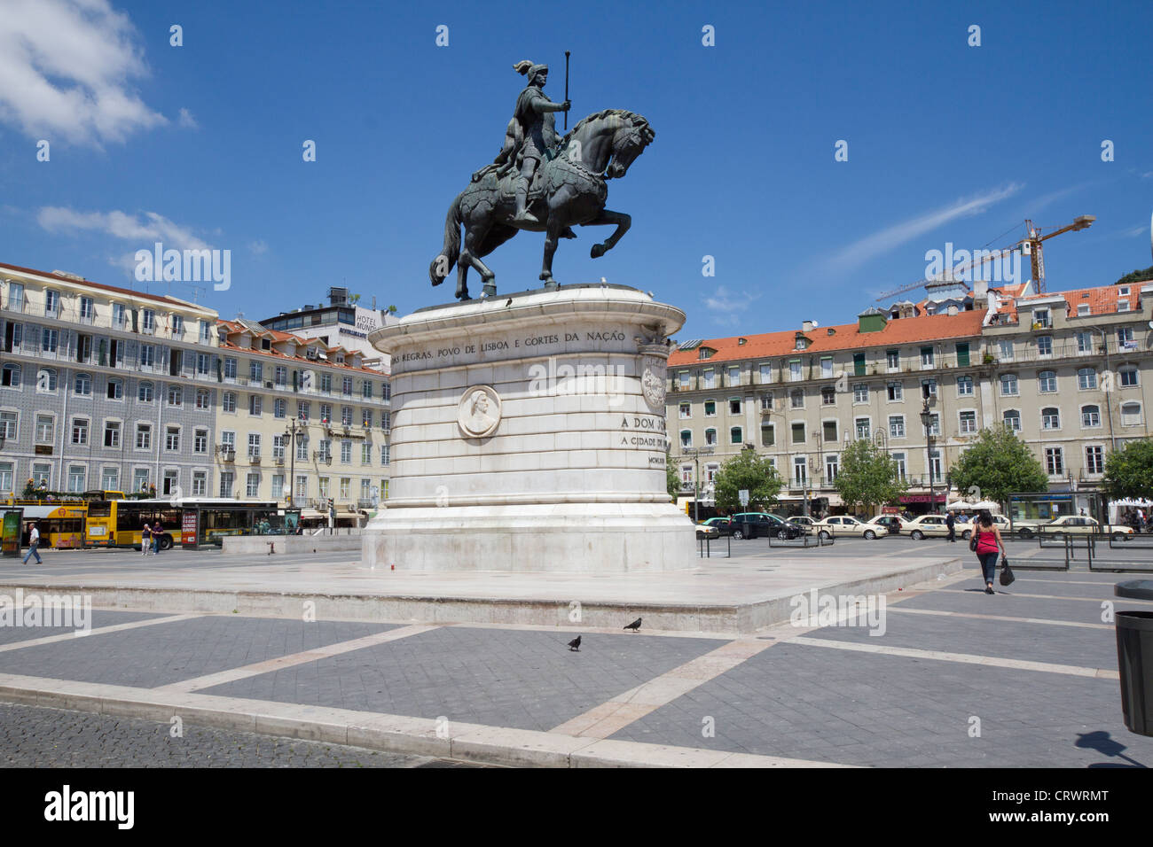 Statue du Roi João I à Figueiroa Square et le château Saint-Georges de Lisbonne, Portugal Banque D'Images
