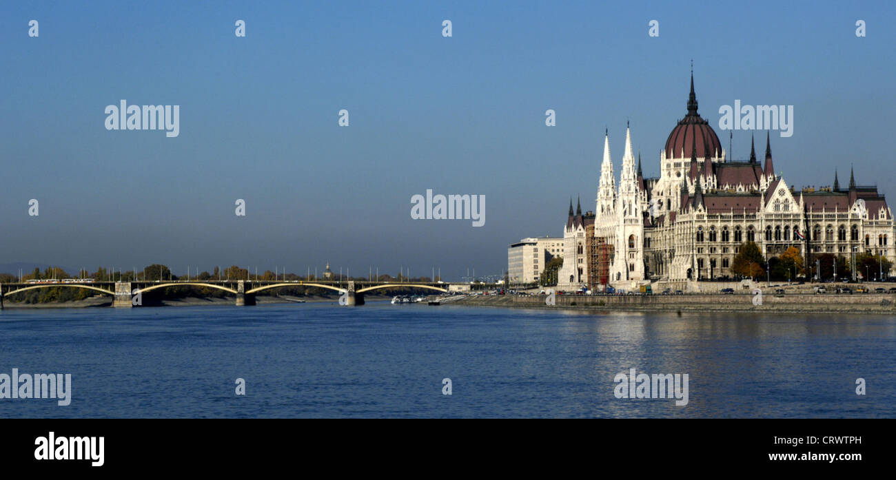 Vue sur le côté de l'édifice du parlement à Budapest Banque D'Images