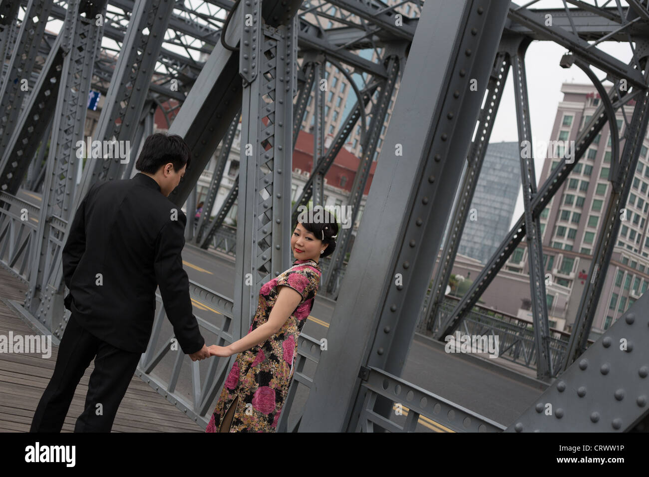 Époux de demoiselle et se faire photographier sur pont Waibaidu bridge en acier près du Bund, à Shanghai, en Chine. Banque D'Images