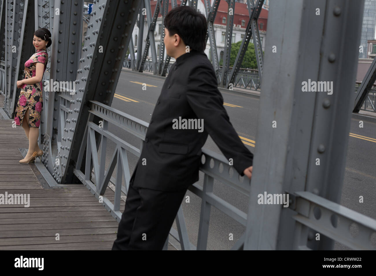 Époux de demoiselle et se faire photographier sur pont Waibaidu bridge en acier près du Bund, à Shanghai, en Chine. Banque D'Images