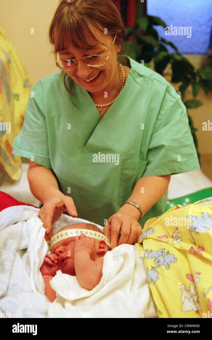 Un des soins d'une sage-femme d'un enfant nouveau-né après la naissance Banque D'Images