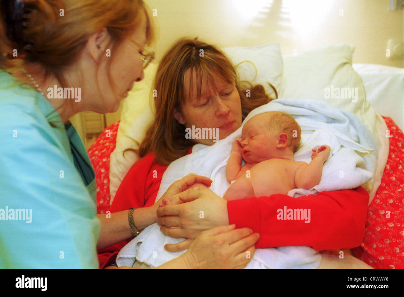 Des Soins D'une Sage-Femme Une Mère Et L'enfant Après La Naissance Photo  Stock - Alamy