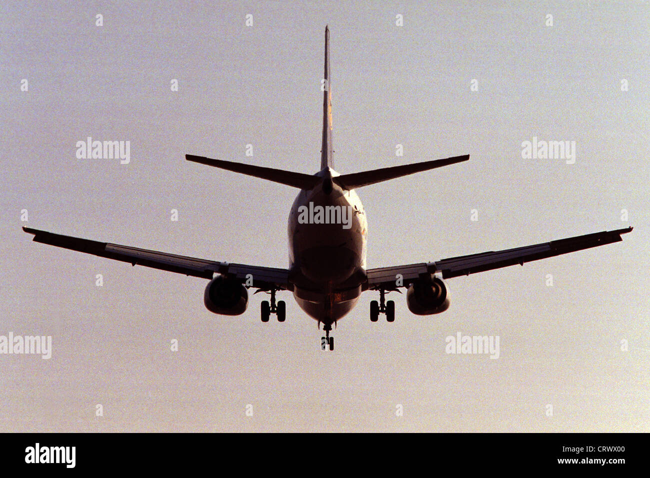 Un avion à l'atterrissage à l'aéroport de Tegel Banque D'Images