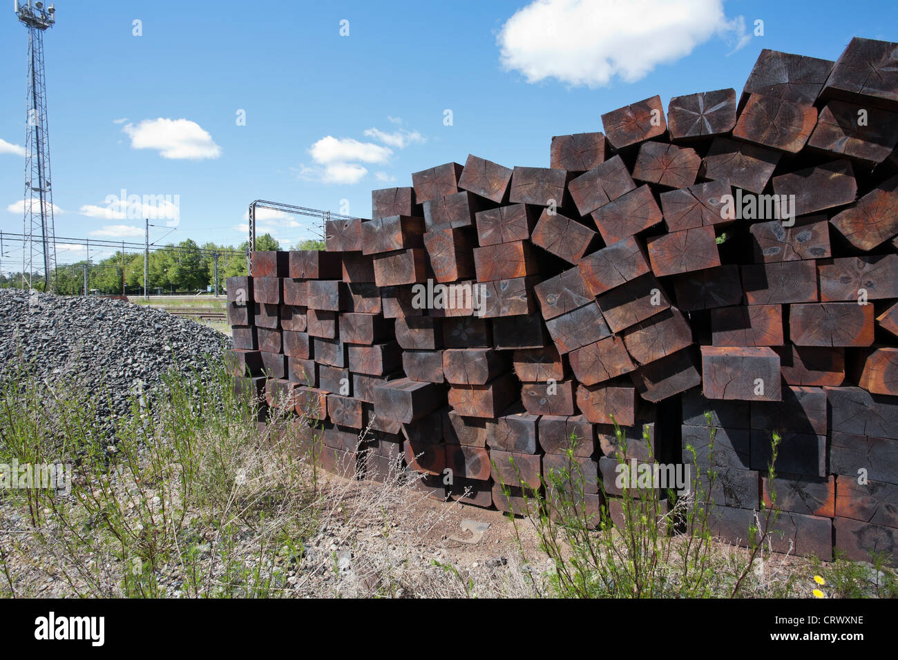 Traverses de chemin de fer en bois traité à la créosote, Finlande Banque D'Images