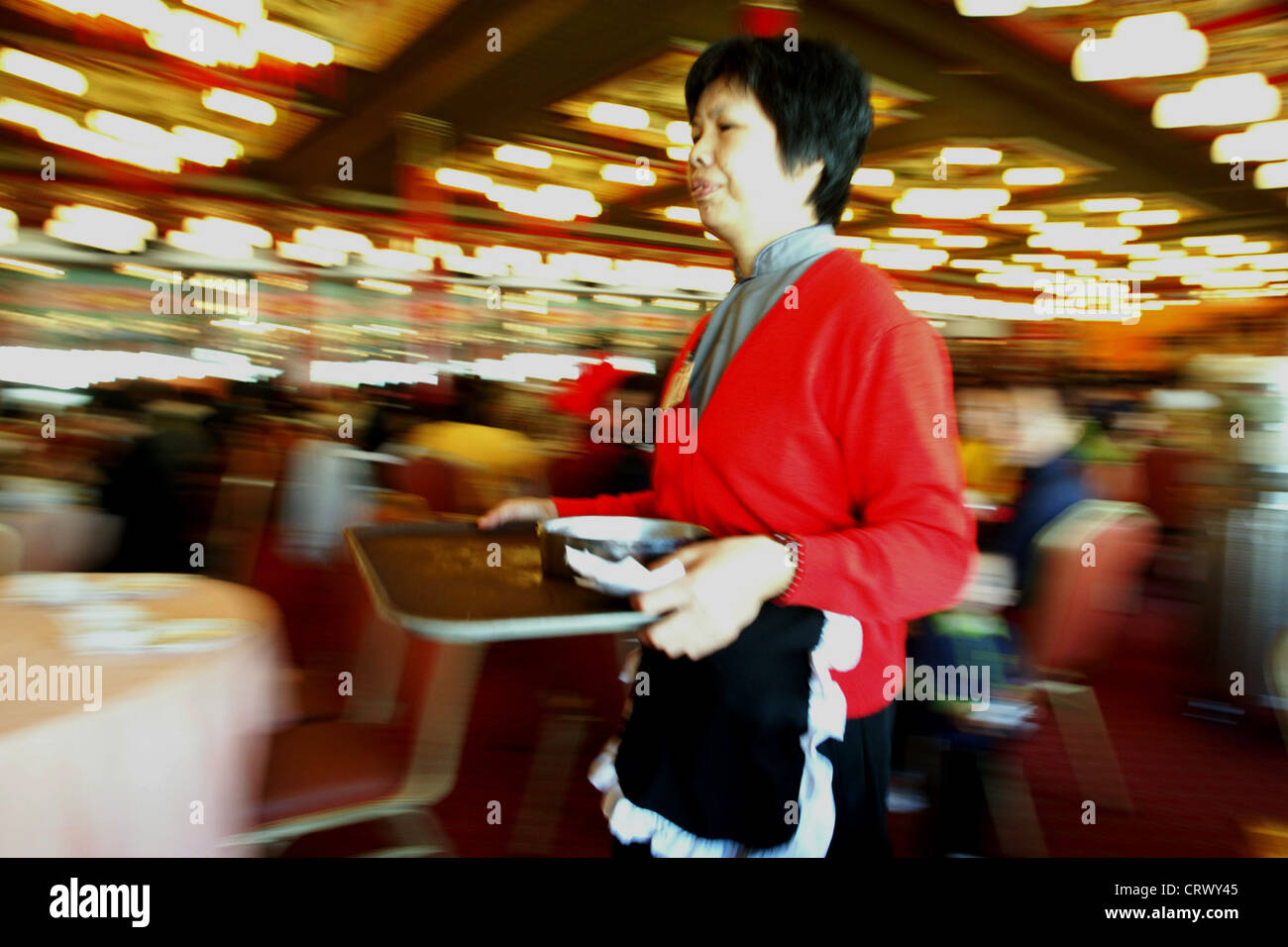 Une femme de service dans un restaurant flottant, Jumbo Banque D'Images