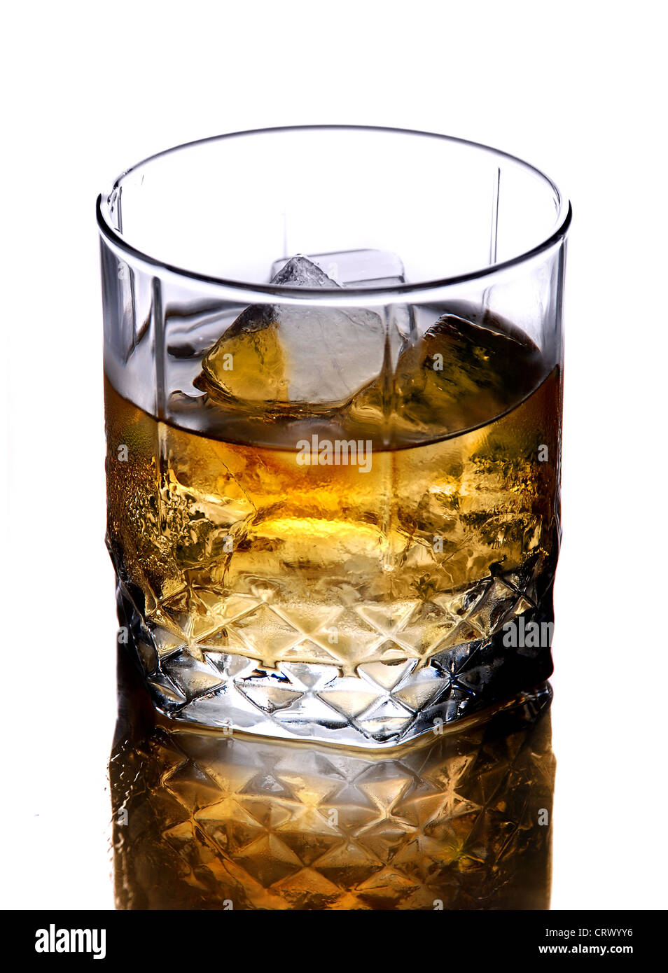 Verre de whisky avec des glaçons. Banque D'Images