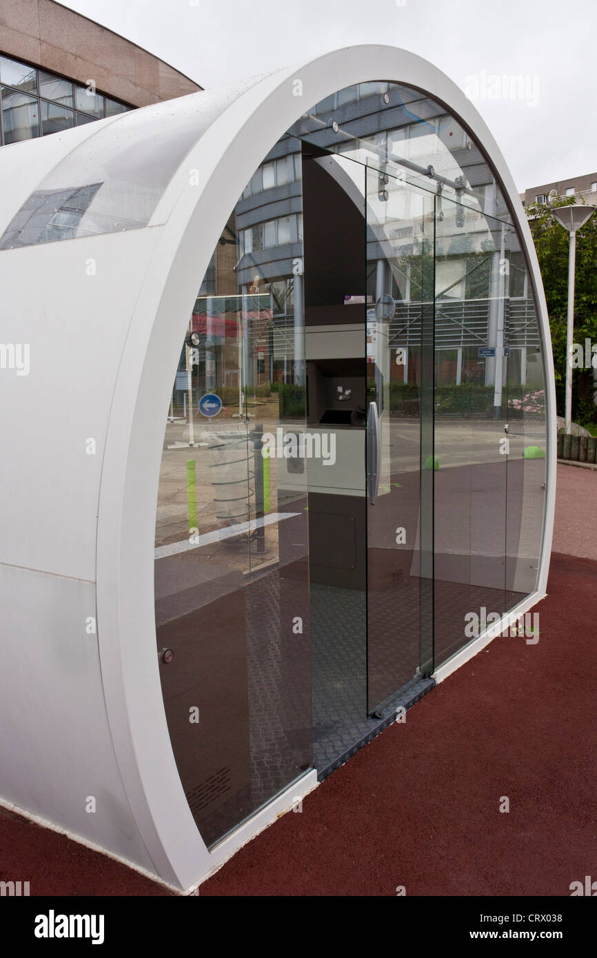 L'abri d'un distributeur automatique à Paris Banque D'Images